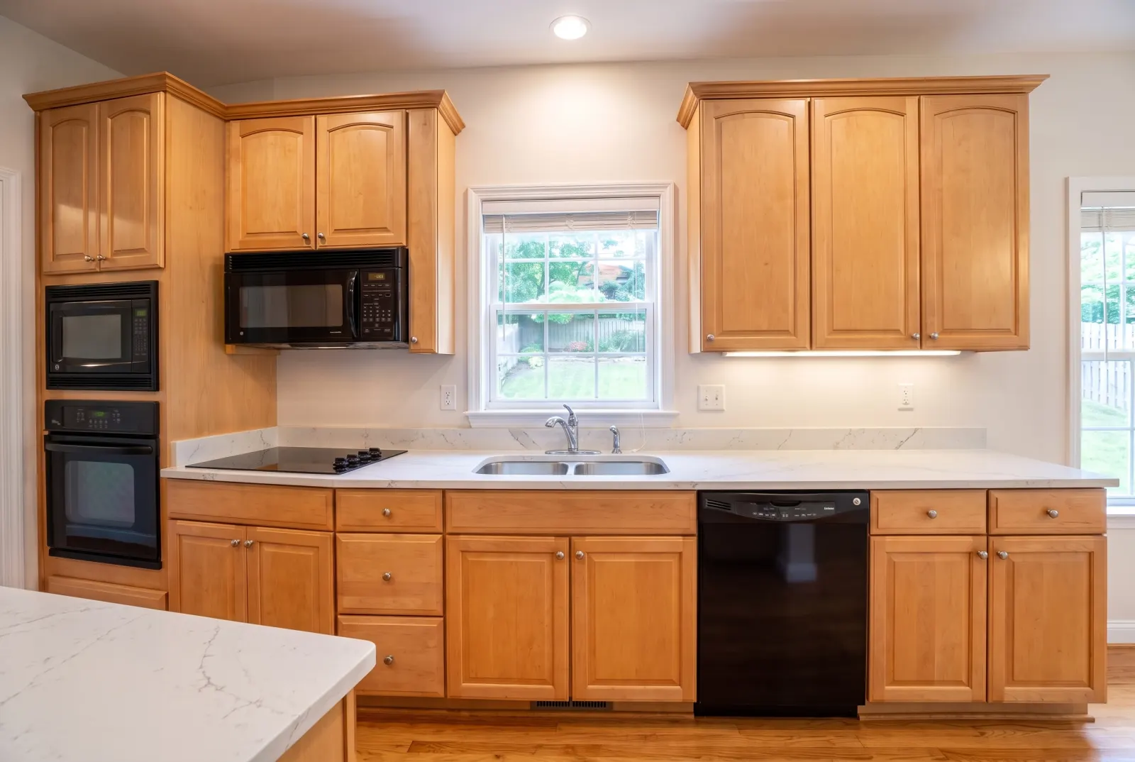 The same kitchen with white quartz countertops